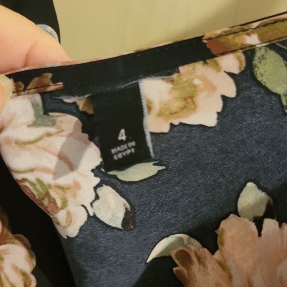 Torrid Floral Black Sleeveless Top NWOT Size 4 - Picture 3 of 4